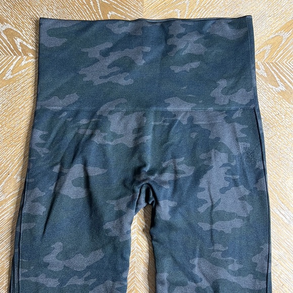 SPANX Look at Me Now Seamless Cropped Leggings S - Picture 9 of 11